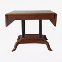 Duży rozkładany stół w stylu wiktoriańskim.